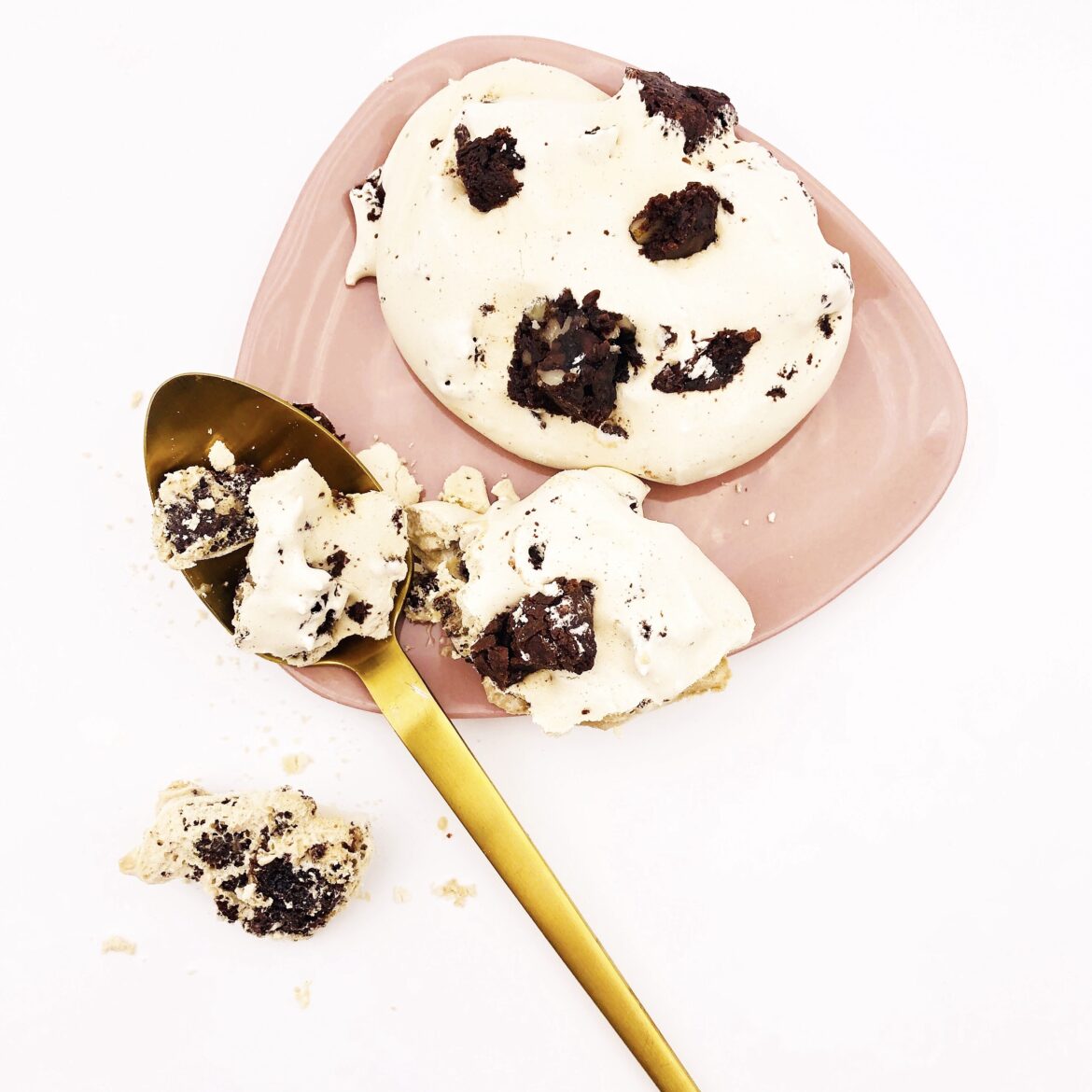 Baiser mit Kaffee und Schokokeks