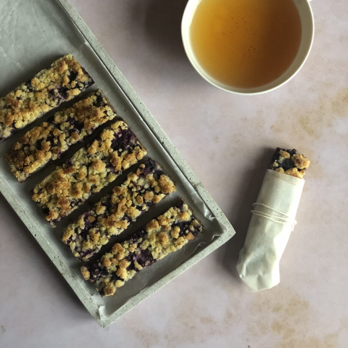 Blaubeer Keksschnitte mit Streuseln