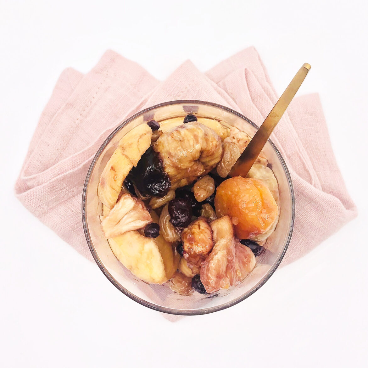 In Tee eingelegte Trockenfrüchte