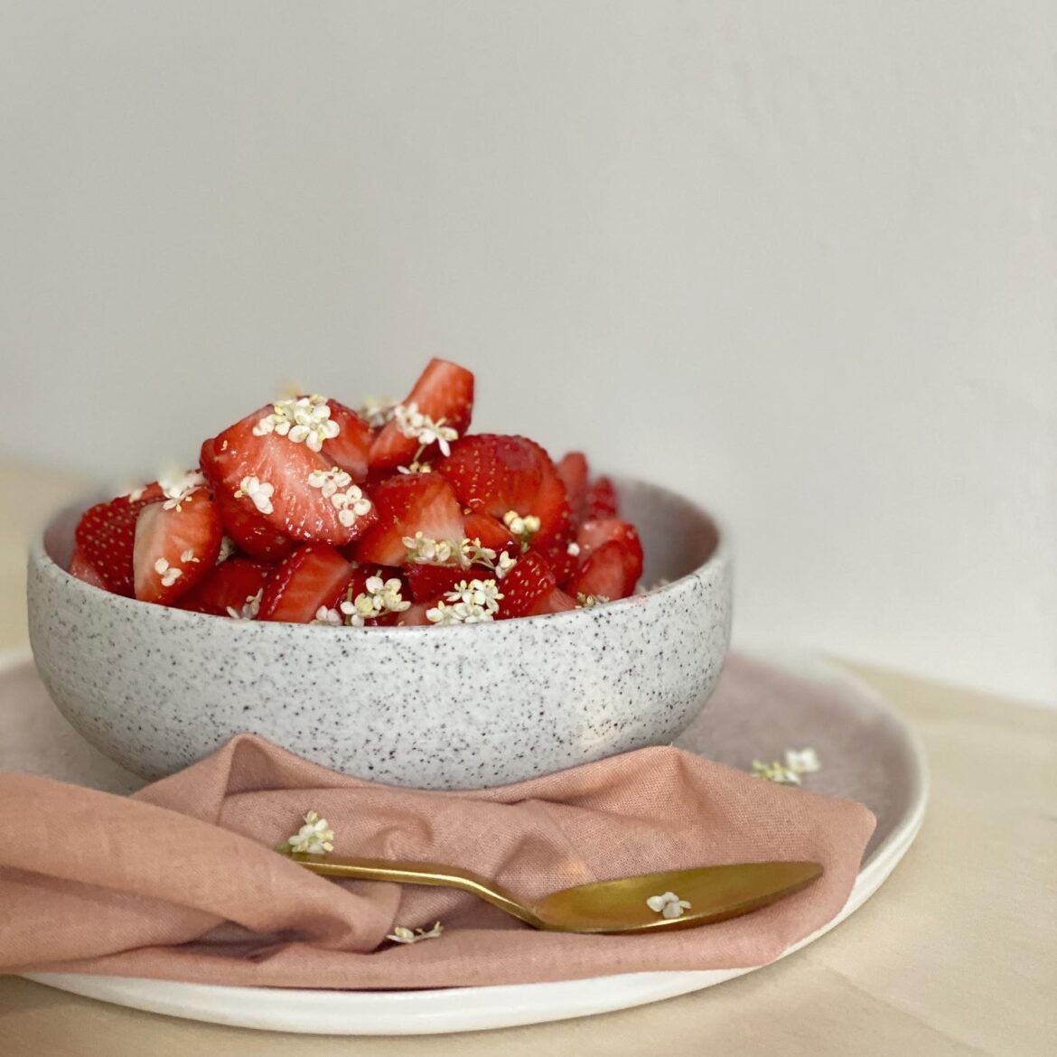 Erdbeeren und Holunderblüten