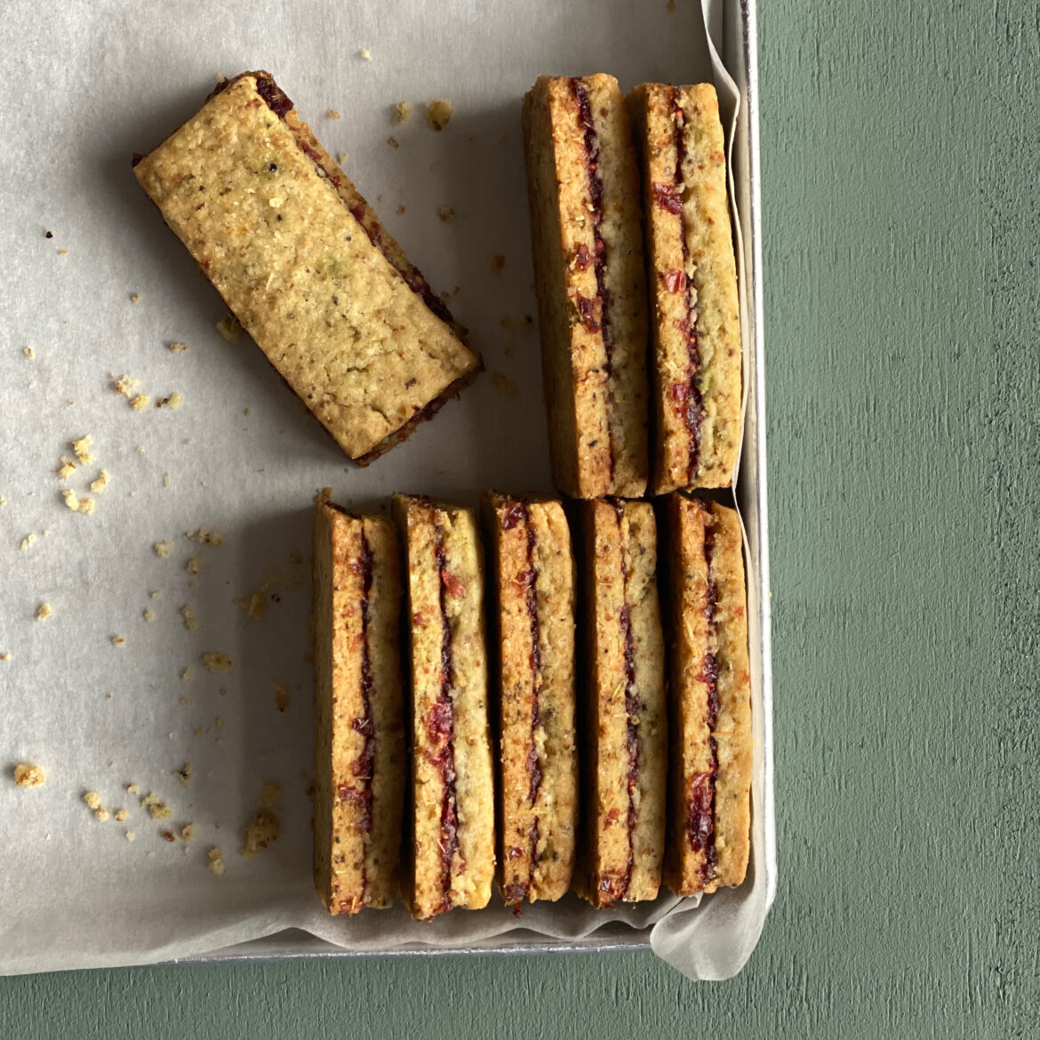 Keksschnitten mit Tee und Cranberries