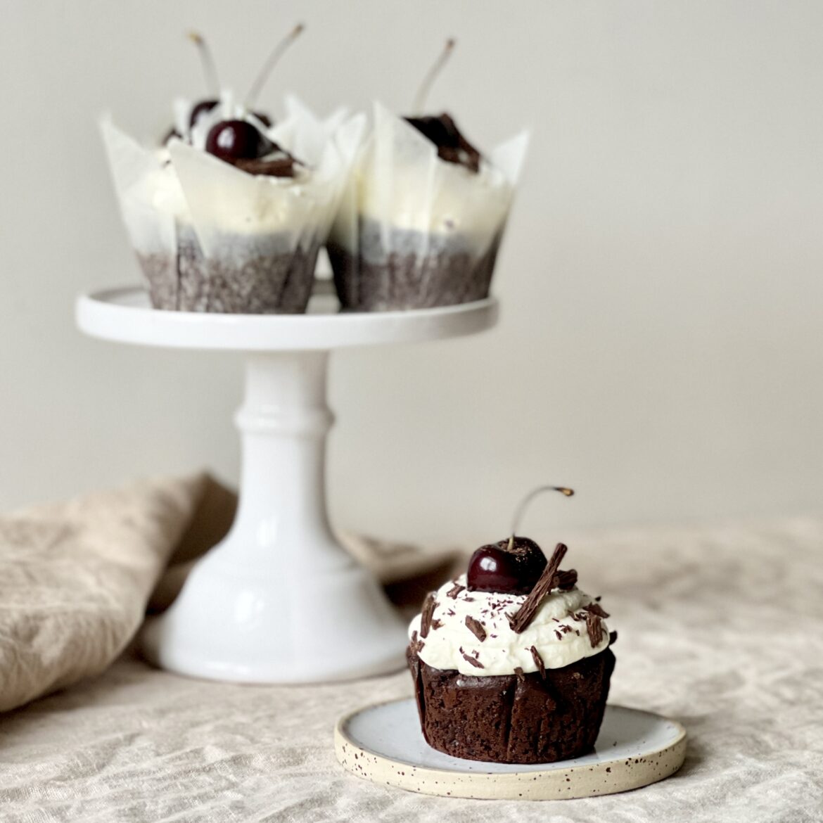 Schoko-Cupcakes mit Earl Grey Tee Kirschen